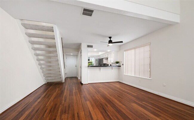 Foto del edificio - Bright & Spacious Unit with Natural Light