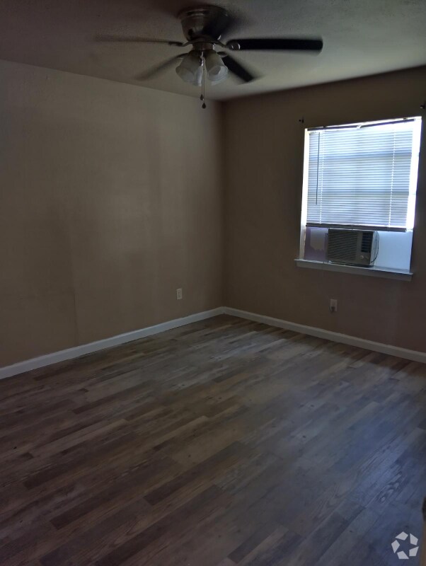 Building Photo - 3215 Clarksville St