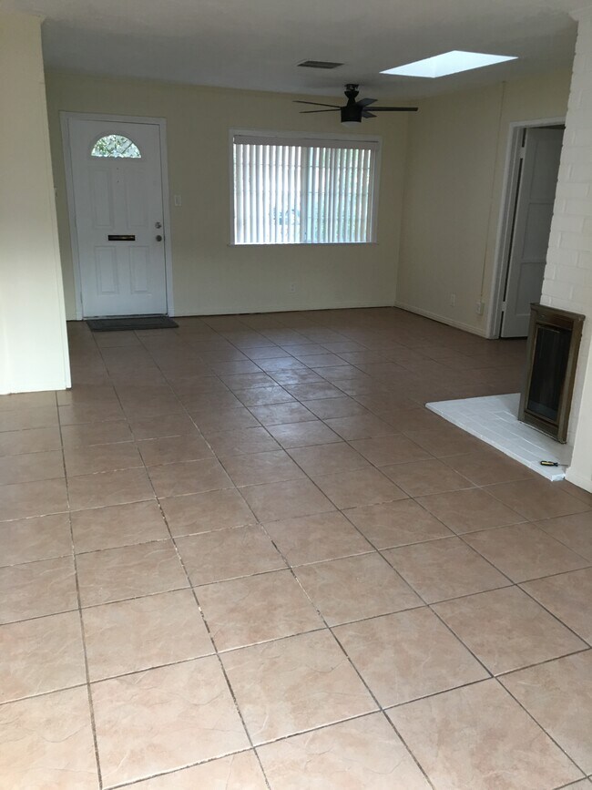Living & dinning area - 7913 Louise Ave