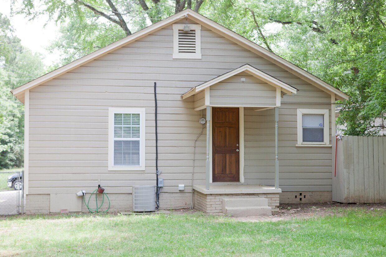 Foto principal - Charming 2-Bedroom Home with Spacious Back...