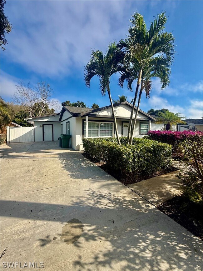 Foto del edificio - 733 Pine Cone Ln