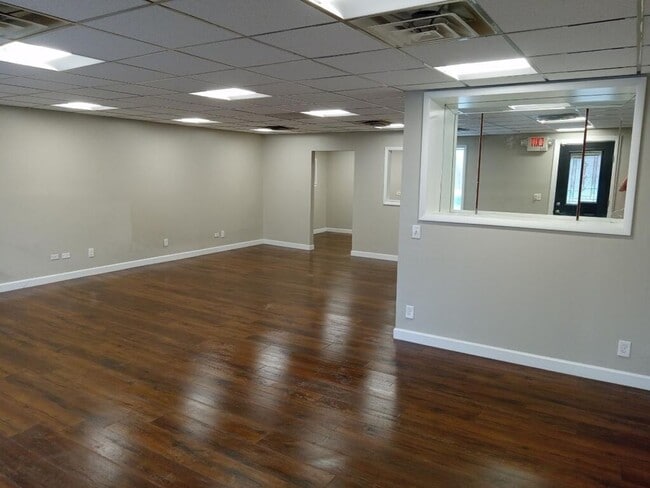 Building Photo - 606 State St