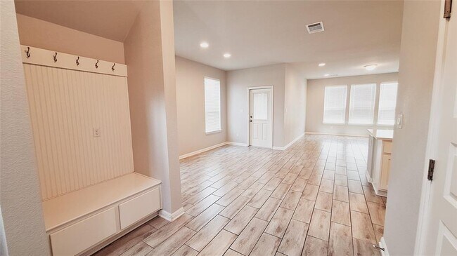 Building Photo - 124 Peruvian Ln