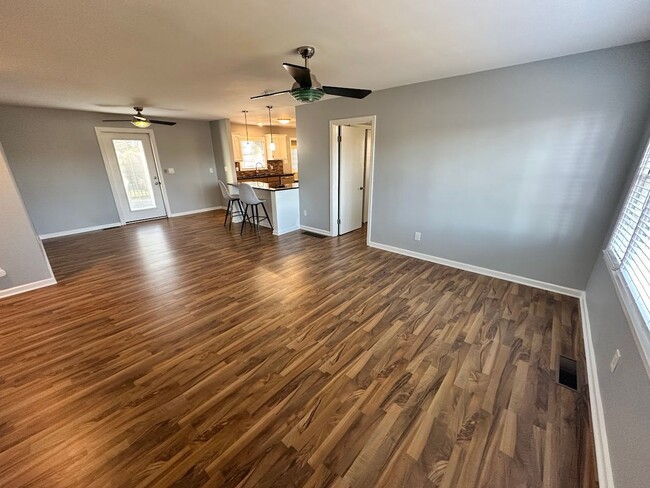 Foto del edificio - Beautiful House in Picadome! Off-Street Parking, W/D, Breakfast Bar, Deck, Fenced Backyard!