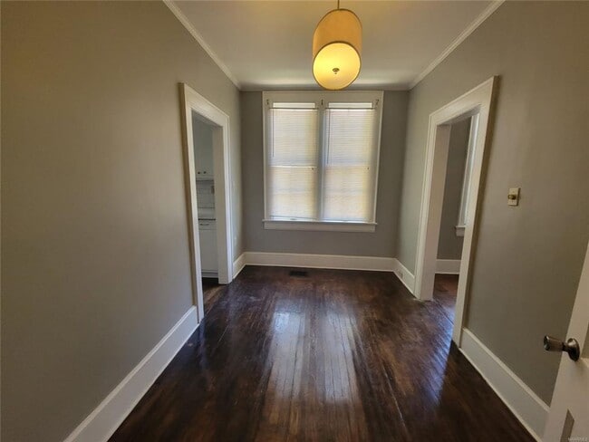 Building Photo - 2 Bedroom 1 Bath in Triplex in the Beautiful Garden District