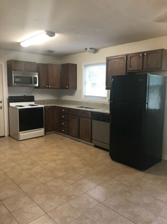 Building Photo - 3 Bed, 2 Bath home in Kings Grant!