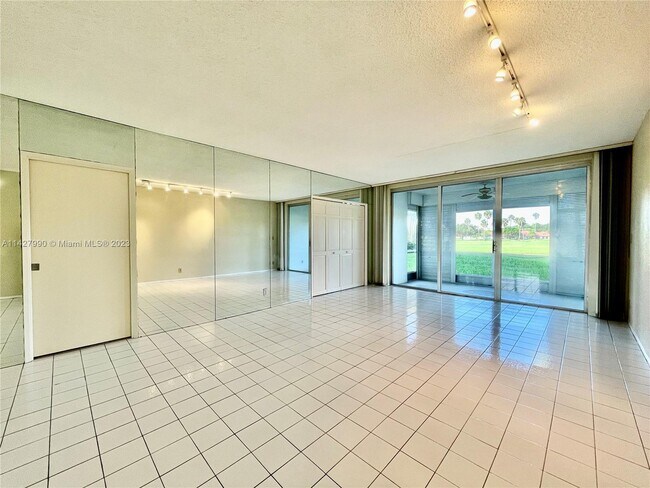 Foto del edificio - 3980 Oaks Clubhouse Dr