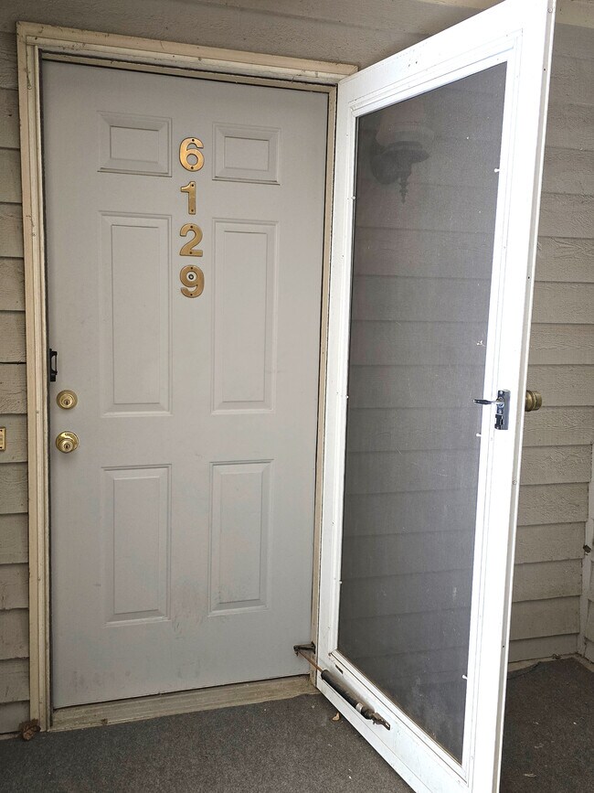 Foto del edificio - 6129 Old Plank Rd