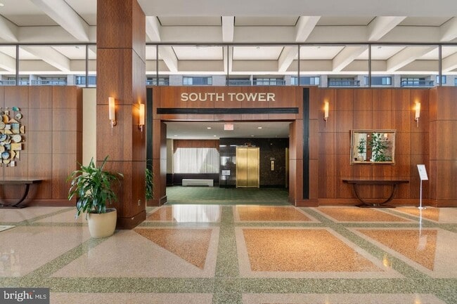 Foto del edificio - 3705 S George Mason Dr
