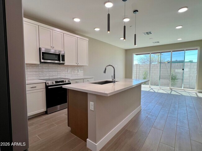 Building Photo - 1015 E Pasadena Ave