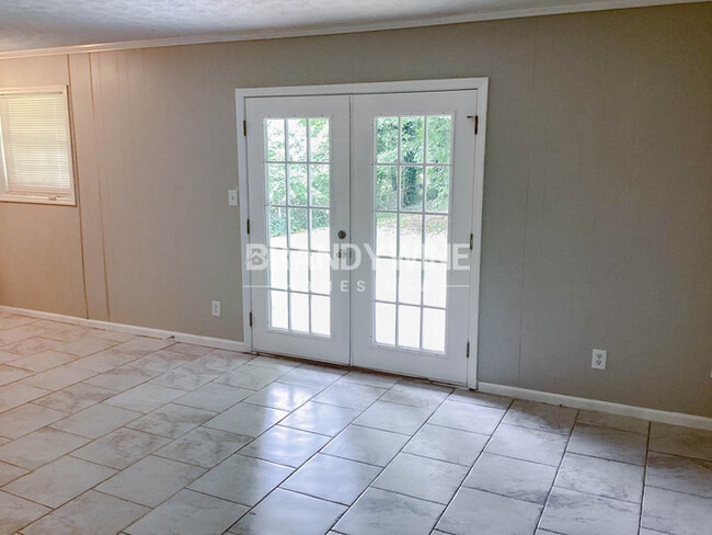 Building Photo - One month FREE RENT!!