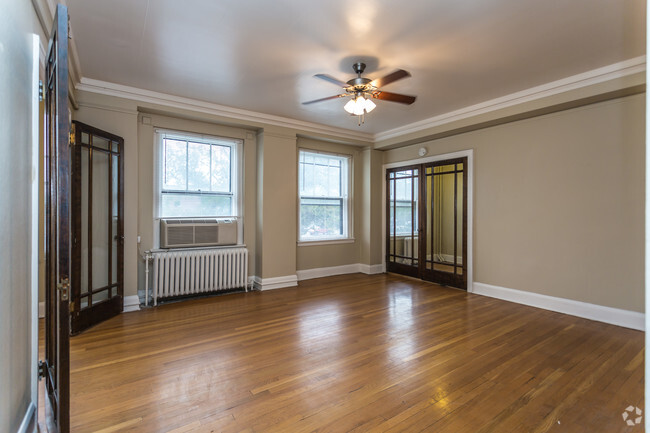 1BR, 1BA - 875 SF - Belmont Buckingham