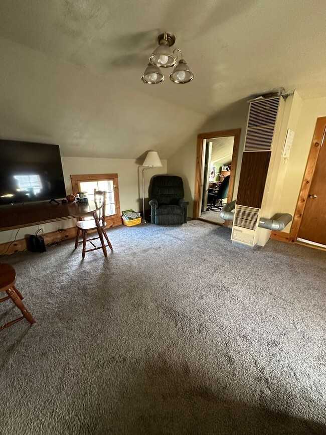 Building Photo - Two Bedroom Apartment Near UWL