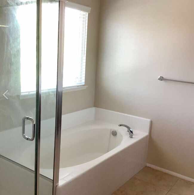 Foto del edificio - Gorgeous 4 Bed/ 3 Bath Home At End Of A Cu...