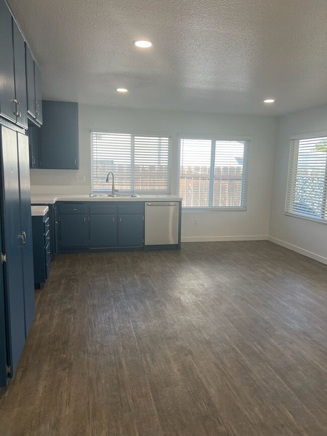 Building Photo - Newly renovated Beauty!