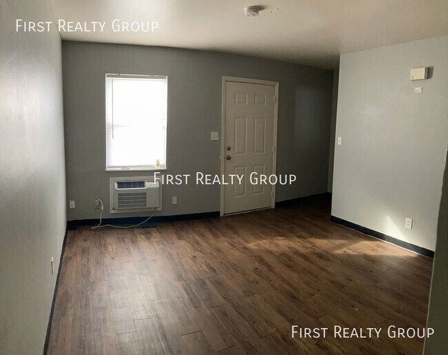 Foto del edificio - 2 Bedroom, 1 Bath Townhouse, Move In Ready!