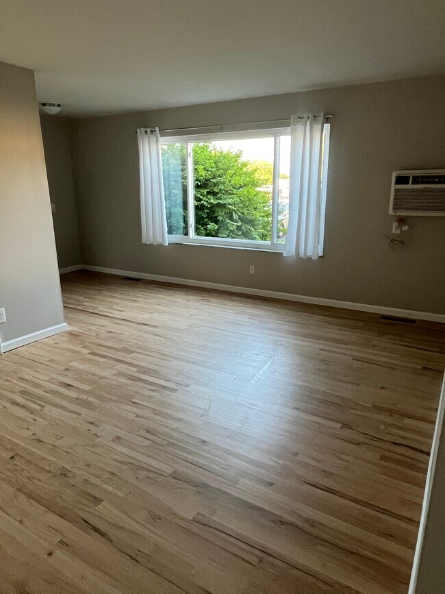 Foto del edificio - 4820 Briarwood Ave