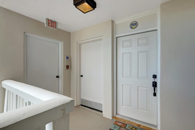 Building Photo - 5059 N Hwy A1A