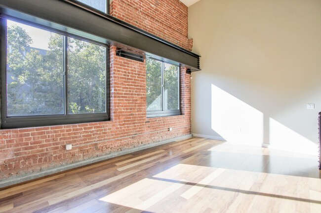 Building Photo - 3 Level Loft at Plant 51- 2 Bed/2 Bath - E...