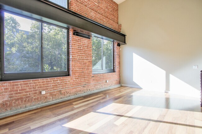 Foto del edificio - 3 Level Loft at Plant 51- 2 Bed/2 Bath - Exposed Brick