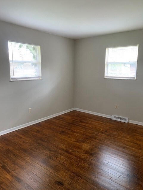 Foto del edificio - 4641 CREWSTVIEW AVENUE