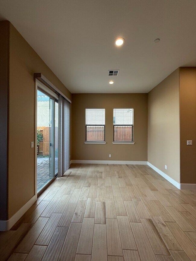 Building Photo - BEAUTIFUL HOME IN SANTANA RANCH