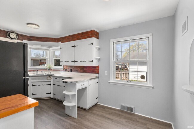 Foto del edificio - 1730 Clover Ln