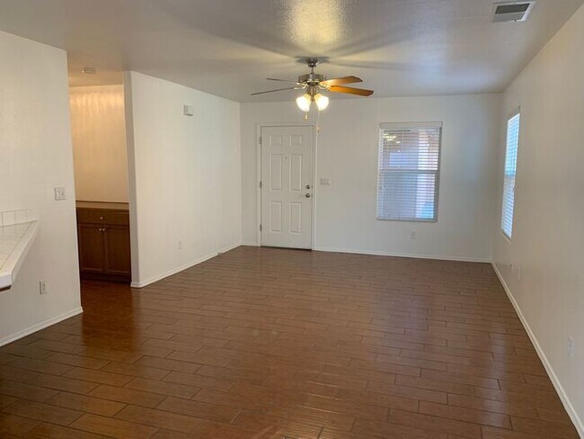 Building Photo - Middle unit available in NW Visalia!