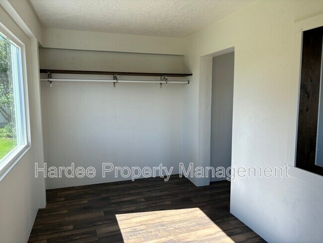 Building Photo - 223 N Venice St