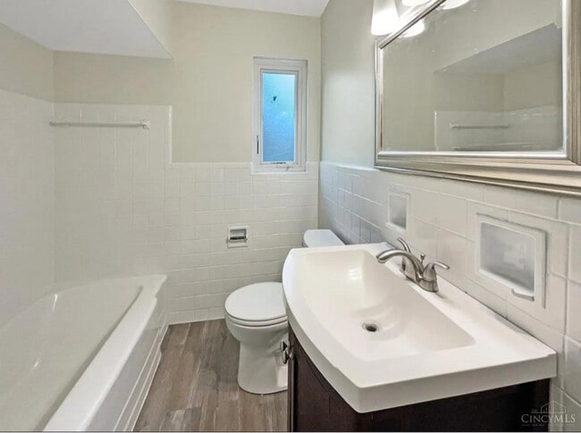 Foto del edificio - 7046 Beechmont Ave