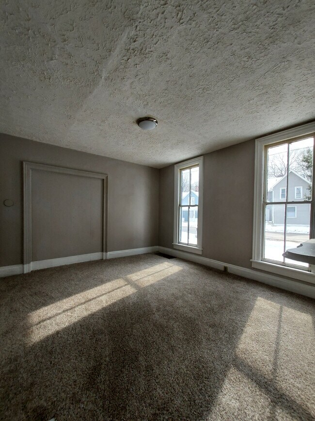 Foto del edificio - 242 W Main St