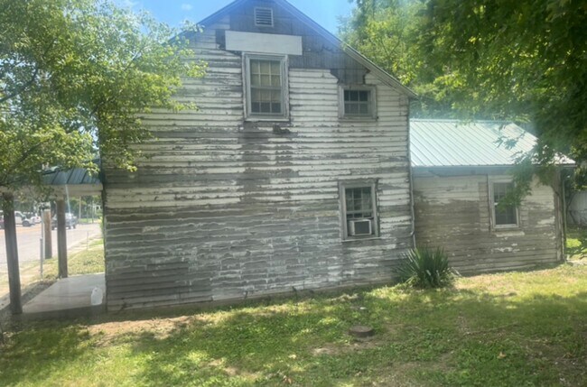 Building Photo - Historic Downtown! $390 Month / $800 Down