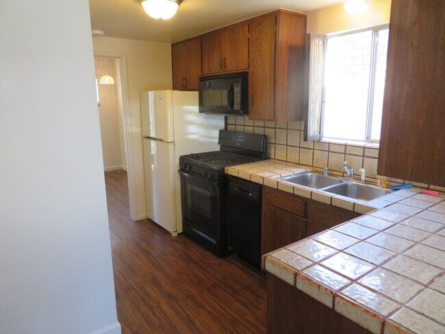 Building Photo - 2 plus bed, 1.5 bath, close to Seabright b...