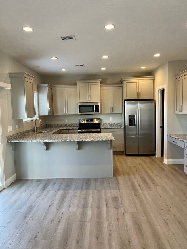 Foto del edificio - This beautiful like new 3-bedroom, 2.5-bathroom townhome in great location!