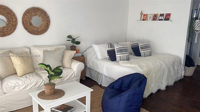 Foto del edificio - 7440 Byron Ave