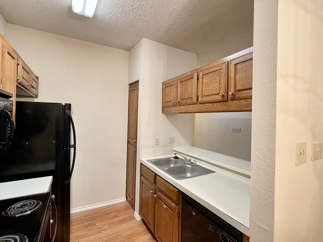 Building Photo - Central/UT 2/2 Apartments PRELEASE 8/15/2025