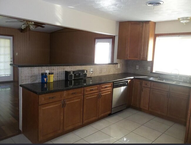 Foto del edificio - 6609 Golf Crest Dr