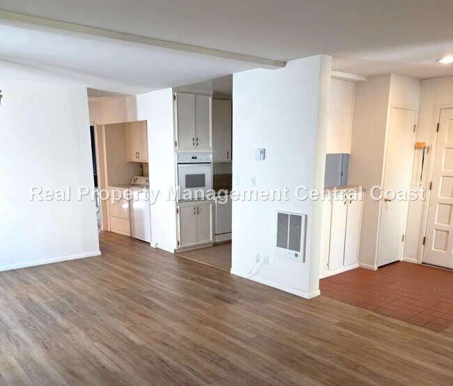 Building Photo - AVAILABLE JULY - 2Bed / 2 Bath Apartment n...