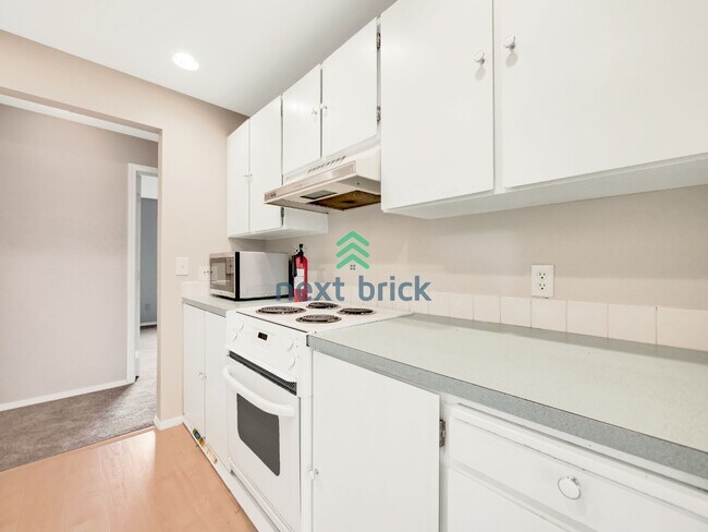 Foto del edificio - Sun-Filled Ground-Floor Corner Unit Minutes from Downtown Bellevue