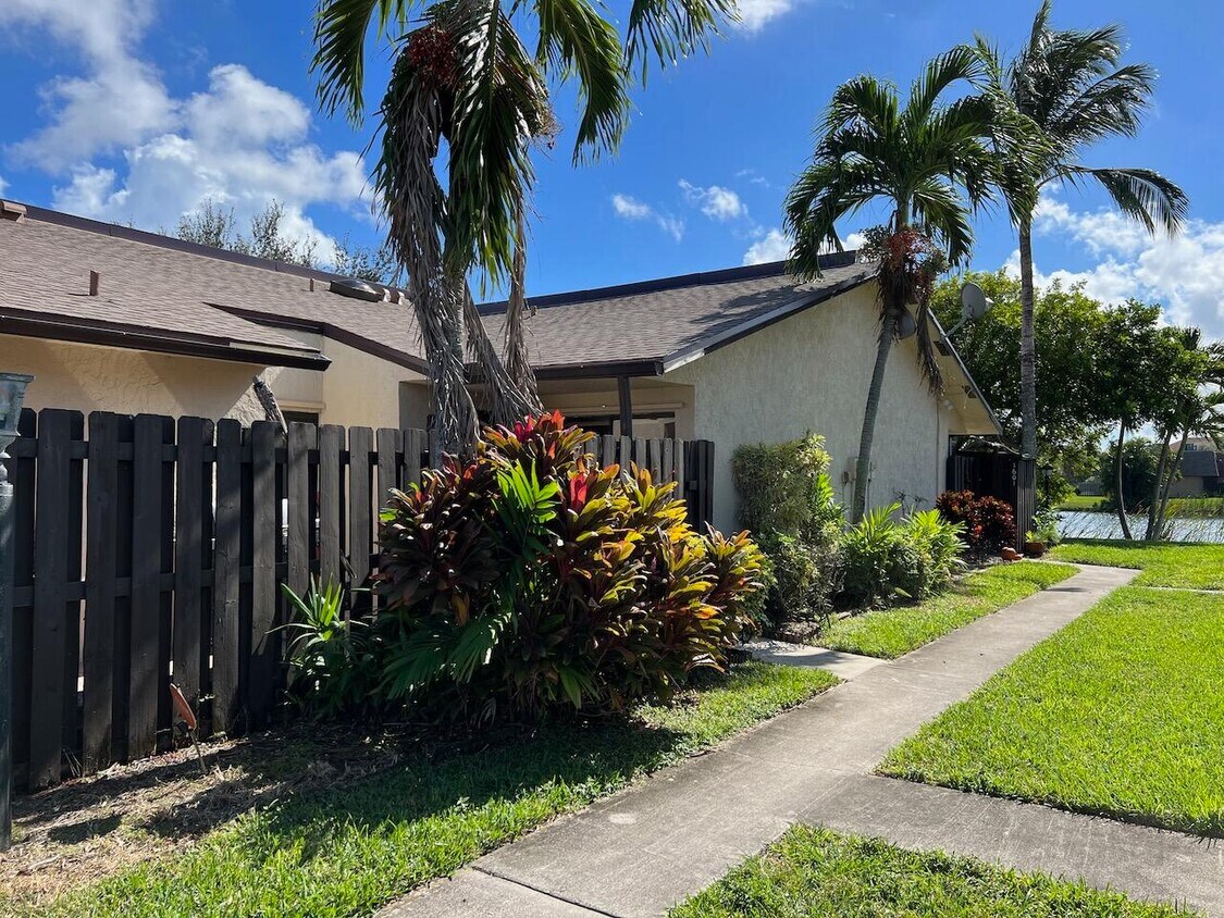 Primary Photo - 1602 Waterview Cir