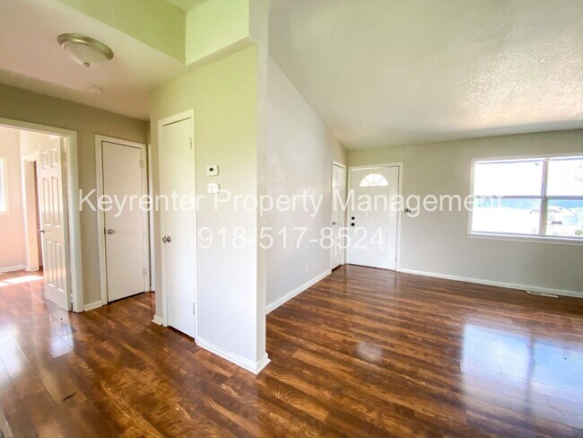 Foto del edificio - Spacious 3 Bedroom with Updated Kitchen - Vouchers Welcome