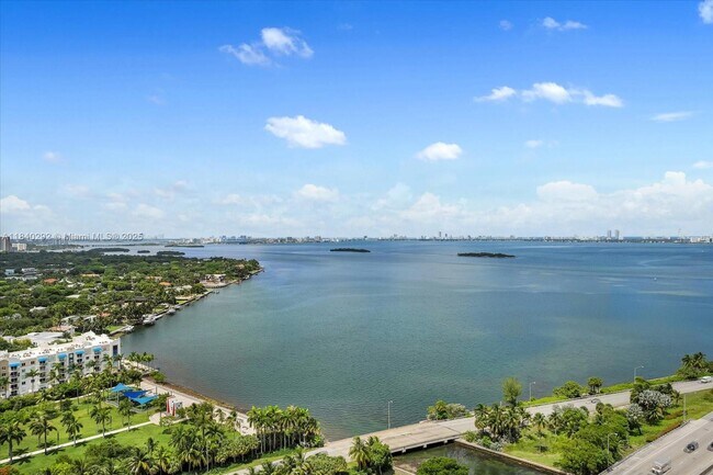 Foto del edificio - 601 NE 36th St