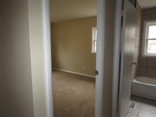 Building Photo - 2701 W Kirby Ave
