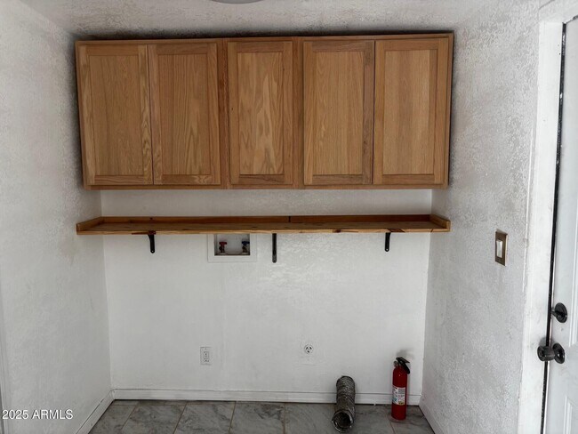 Building Photo - 823 E 17th St