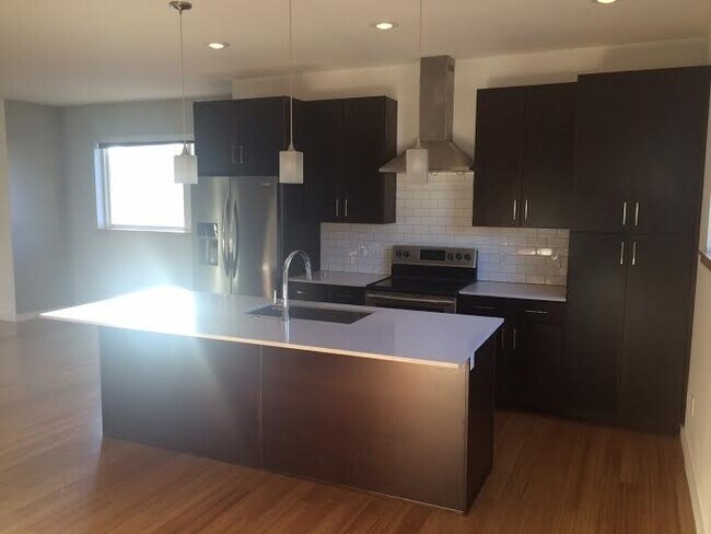 Building Photo - 3 Bedroom Modern Home w/ Excellent Location!