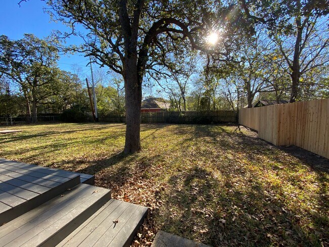Building Photo - Beautifully Renovated 4 Bed House with Lar...
