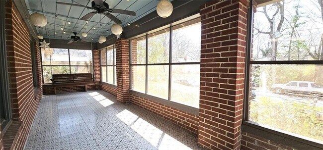 Foto del edificio - 1789 Thompson Ave