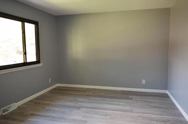 Foto del edificio - 4584 Fairgrove Rd