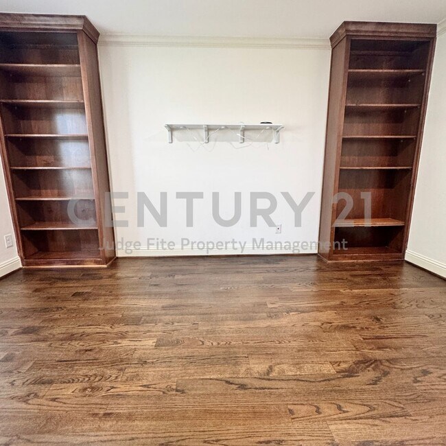 Building Photo - Gorgeous 3-Story 3/2.5/2 Condo in Unbeatable Highland Park Location Ready for Move-In!