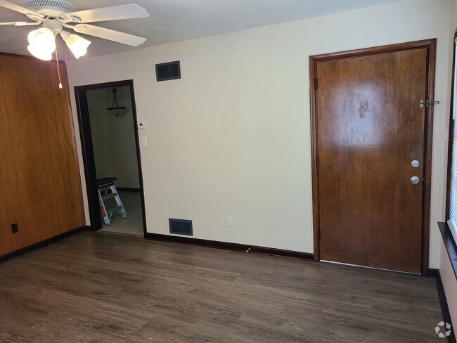 Building Photo - 309 Woodview Ave